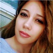 Profesora titulada imparte clases para adolescentes y adultos